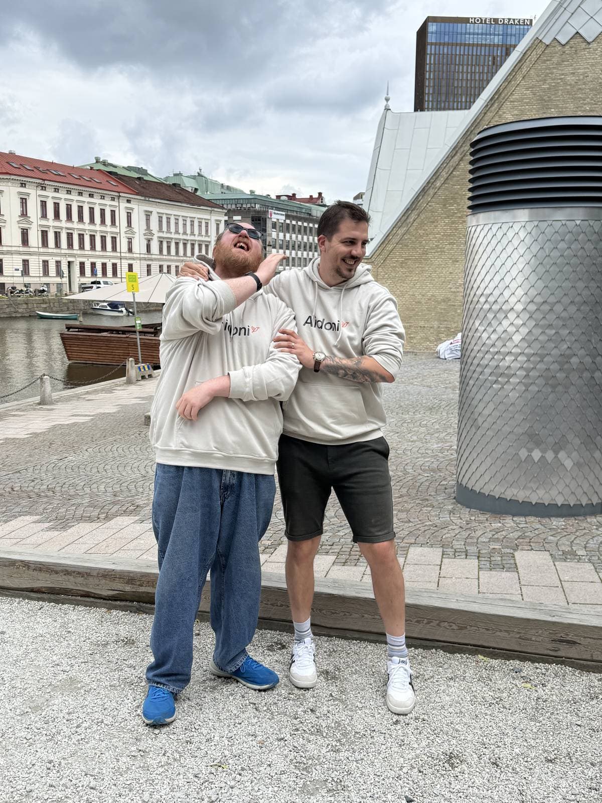 Två Aidoni-kollegor i Aidoni-tröjor vid Feskekörkan i Göteborg